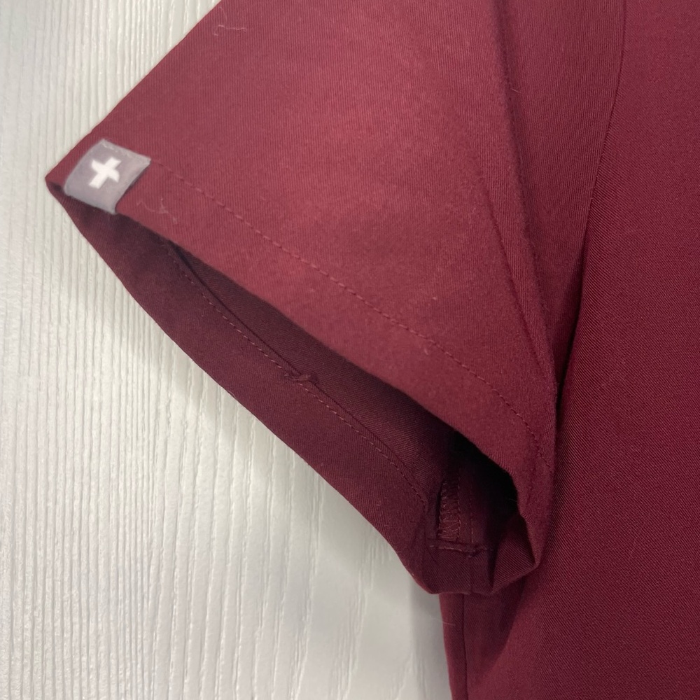 Fogs Casma 3-pocket scrub top in Burgundy. Size S - Picture 5 of 5
